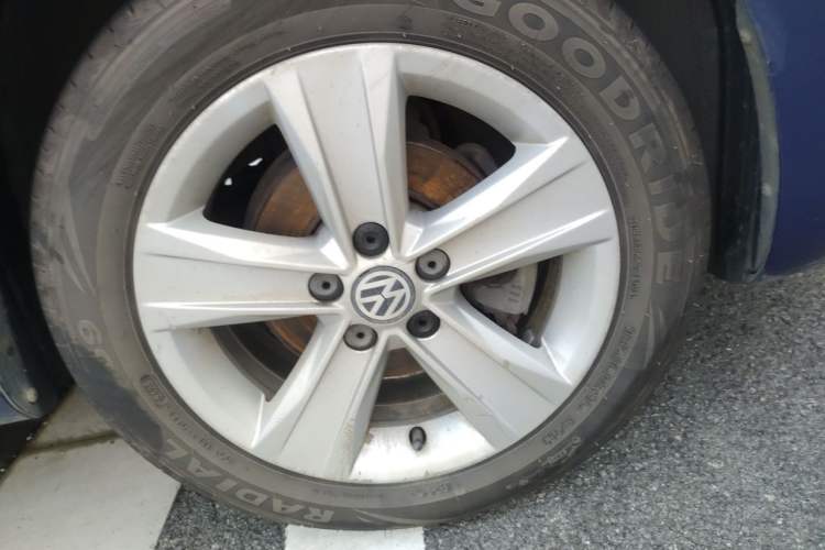 Used Volkswagen Jetta 2013 1.6L Automatic Luxury Model Right Front Wheel Hub