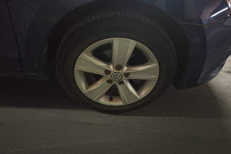 Used Volkswagen Jetta 2013 1.6L Automatic Luxury Model Right Front Wheel Hub