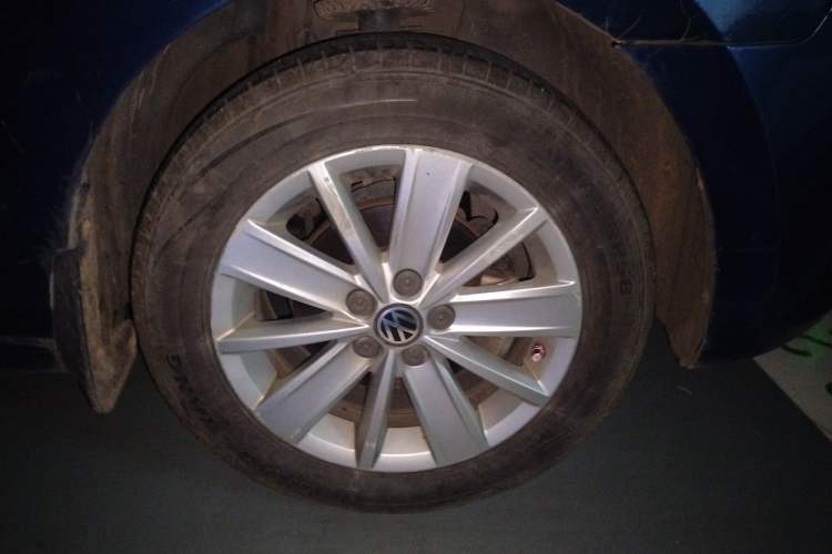 Used Volkswagen Jetta 2013 1.6L Automatic Comfort Model Right Front Wheel Hub