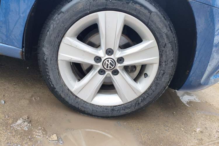 Used Volkswagen Jetta 2013 1.6L Automatic Luxury Model Right Front Wheel Hub