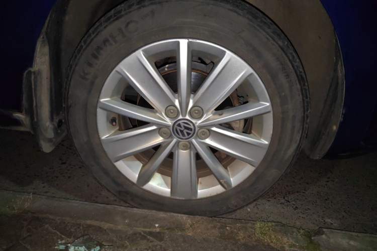 Used Volkswagen Jetta 2013 1.6L Automatic Comfort Model Right Front Wheel Hub