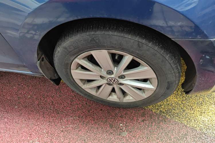 Used Volkswagen Jetta 2013 1.6L Manual Comfort Model Right Front Wheel Hub
