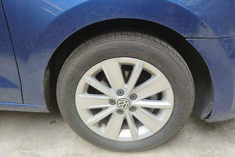 Used Volkswagen Jetta 2013 1.6L Manual Comfort Model Right Front Wheel Hub