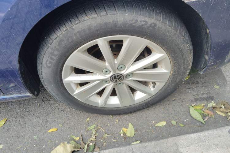 Used Volkswagen Jetta 2013 1.6L Automatic Comfort Model Right Front Wheel Hub