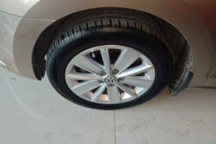 Used Volkswagen Jetta 2013 1.6L Manual Comfort Model Left Front Wheel Hub
