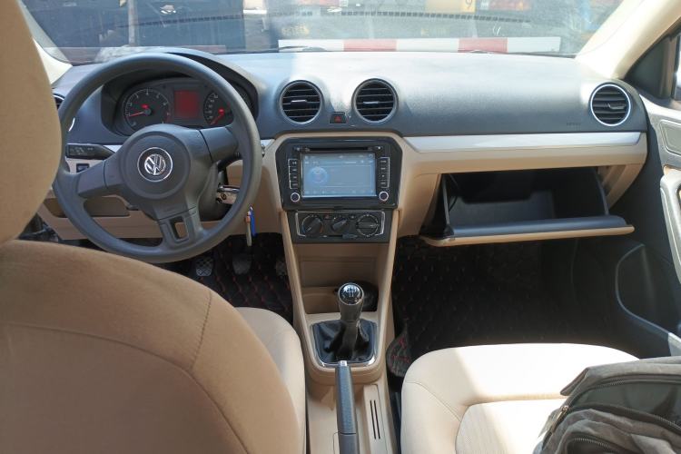 Used Volkswagen Jetta 2013 1.6L Manual Comfort Model Center Console