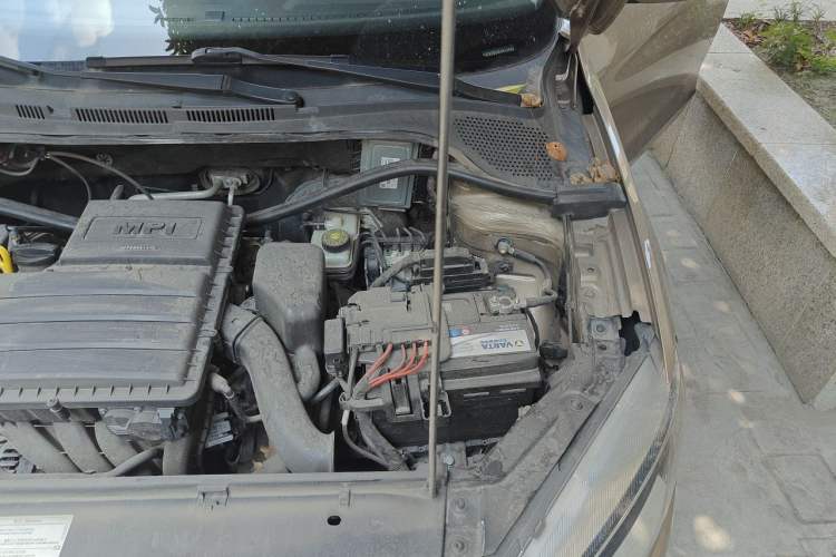 Used Volkswagen Jetta 2013 1.6L Automatic Luxury Model Engine Bay Left