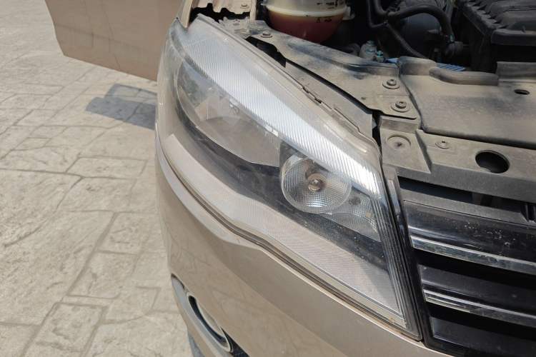 Used Volkswagen Jetta 2013 1.6L Automatic Luxury Model Right Front Headlight