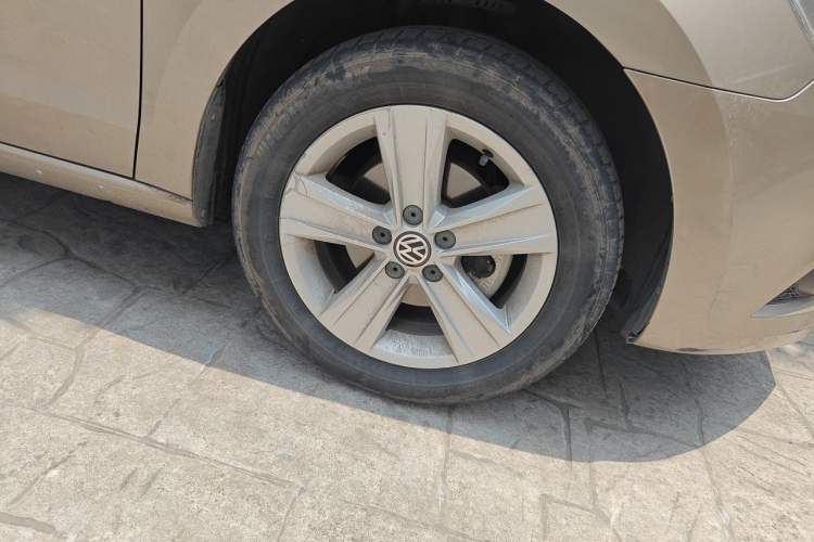 Used Volkswagen Jetta 2013 1.6L Automatic Luxury Model Right Front Wheel Hub
