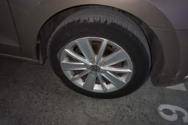 Used Volkswagen Jetta 2013 1.6L Automatic Comfort Model Right Front Wheel Hub