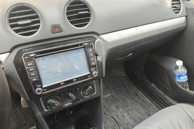 Used Volkswagen Jetta 2013 1.6L Manual Comfort Model Audio And AC Panel
