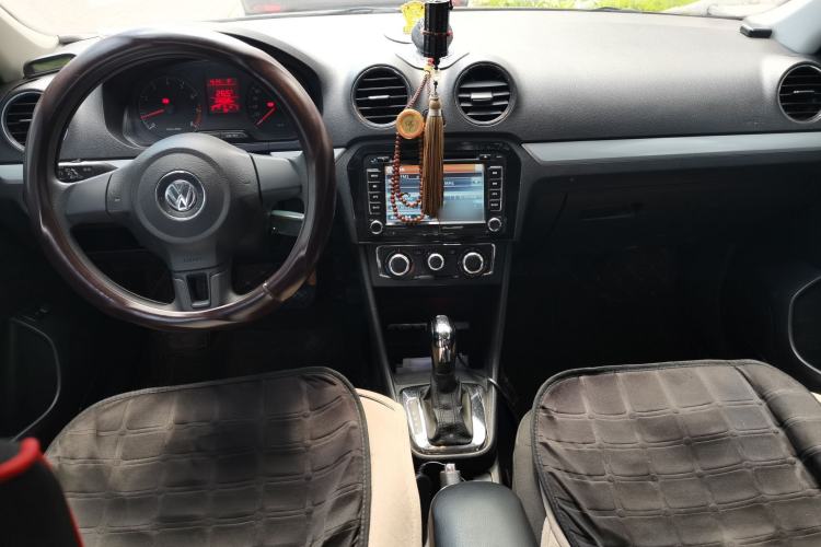 Used Volkswagen Jetta 2013 1.6L Automatic Comfort Model Center Console