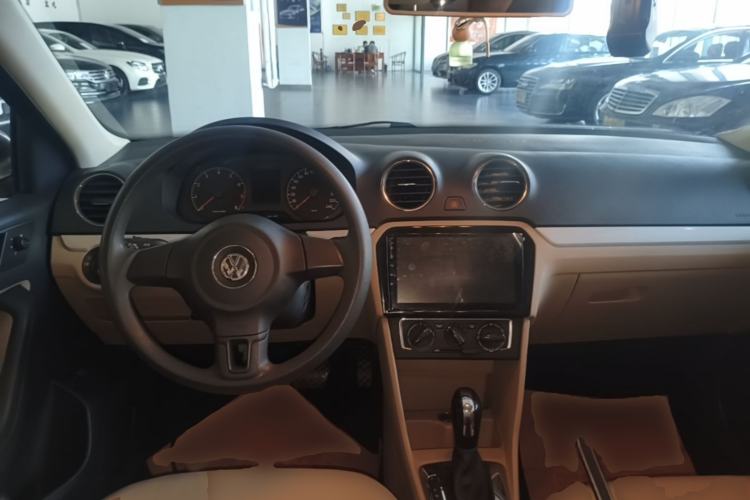 Used Volkswagen Jetta 2013 1.6L Automatic Comfort Model Center Console