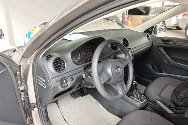 Used Volkswagen Jetta 2013 1.6L Automatic Fashion Model Center Console