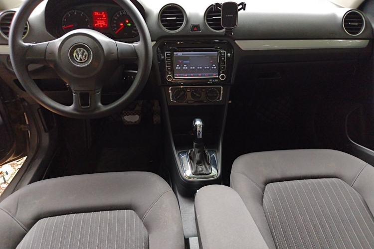 Used Volkswagen Jetta 2013 1.6L Automatic Comfort Model Center Console