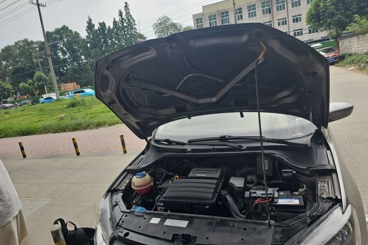 Used Volkswagen Jetta 2013 1.6L Automatic Fashion Model Engine Bay