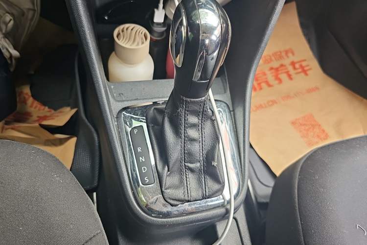 Used Volkswagen Jetta 2013 1.6L Automatic Fashion Model Gear Lever