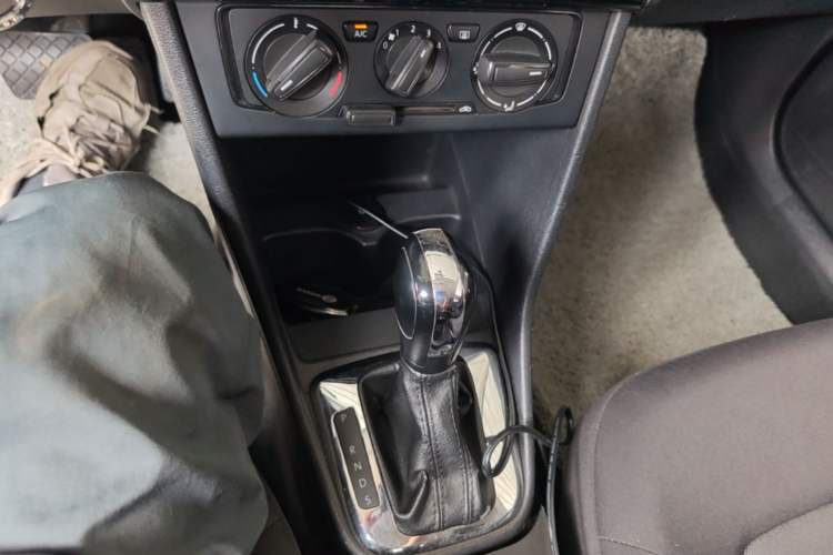 Used Volkswagen Jetta 2013 1.6L Automatic Fashion Model Gear Lever