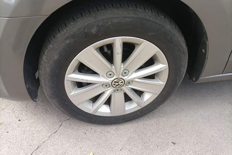 Used Volkswagen Jetta 2013 1.6L Manual Comfort Model Left Front Wheel Hub