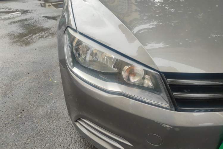 Used Volkswagen Jetta 2013 1.6L Automatic Fashion Model Right Front Headlight
