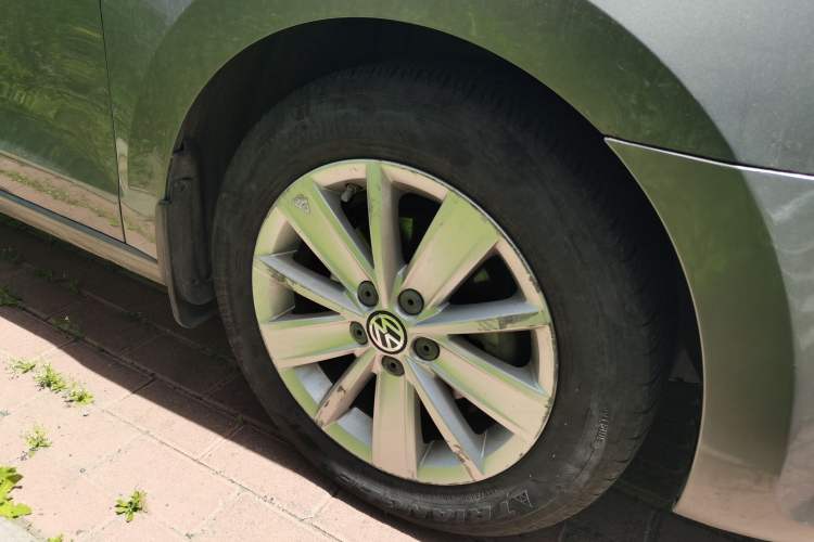 Used Volkswagen Jetta 2013 1.6L Automatic Comfort Model Right Front Wheel Hub