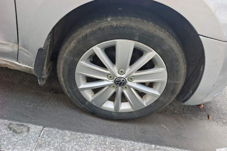 Used Volkswagen Jetta 2013 1.6L Manual Comfort Model Right Front Wheel Hub