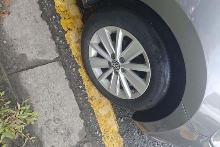 Used Volkswagen Jetta 2013 1.6L Automatic Comfort Model Right Front Wheel Hub