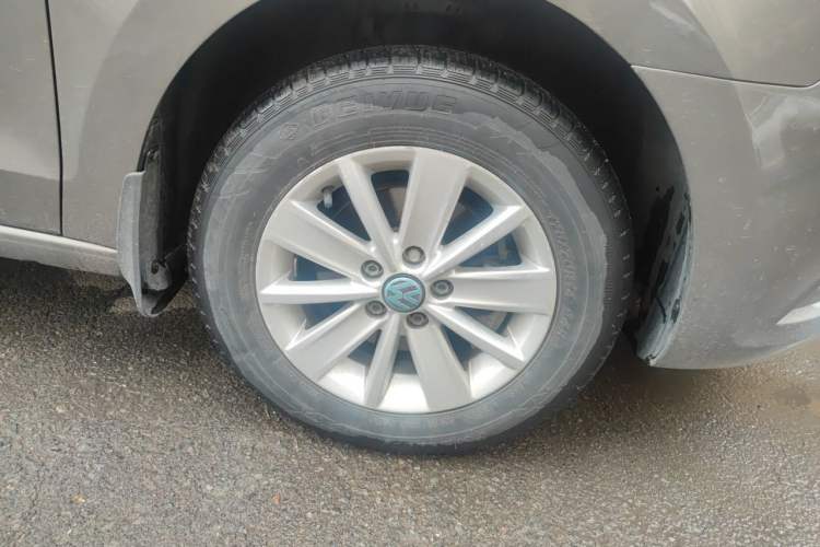 Used Volkswagen Jetta 2013 1.6L Automatic Fashion Model Right Front Wheel Hub