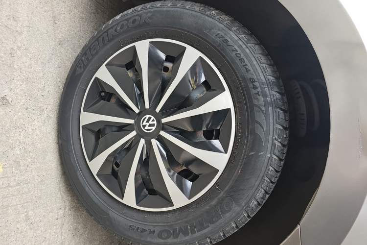 Used Volkswagen Jetta 2013 1.6L Automatic Fashion Model Right Front Wheel Hub