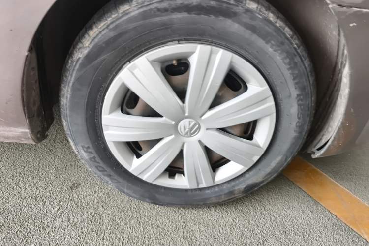Used Volkswagen Jetta 2013 1.6L Manual Fashion Edition Right Front Wheel Hub