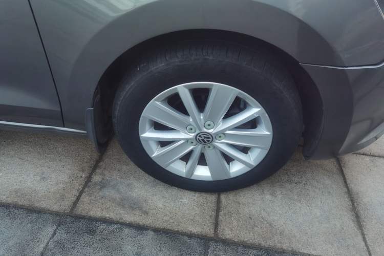 Used Volkswagen Jetta 2013 1.6L Manual Comfort Model Right Front Wheel Hub