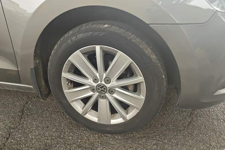 Used Volkswagen Jetta 2013 1.6L Automatic Comfort Model Right Front Wheel Hub