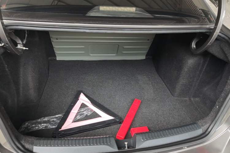 Used Volkswagen Jetta 2013 1.6L Automatic Fashion Model Trunk