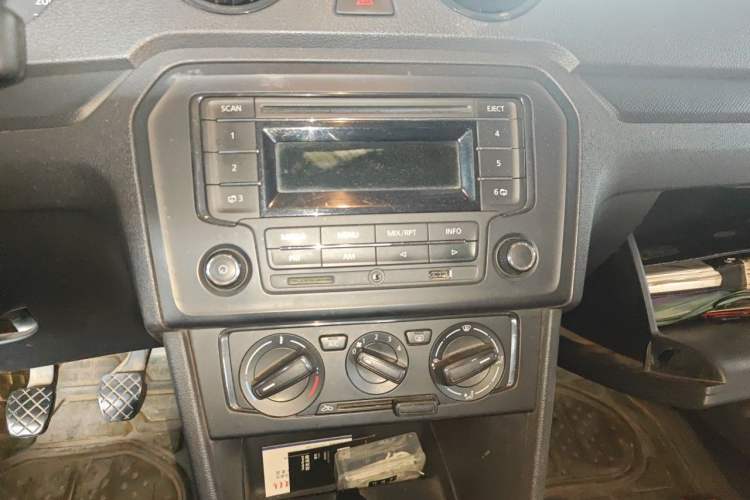 Used Volkswagen Jetta 2013 1.6L Manual Fashion Edition Audio And AC Panel