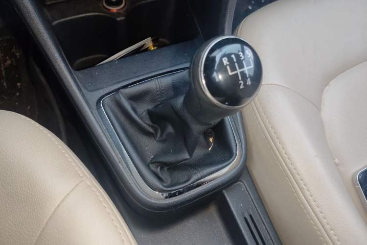 Used Volkswagen Jetta 2013 1.6L Manual Comfort Model Gear Lever