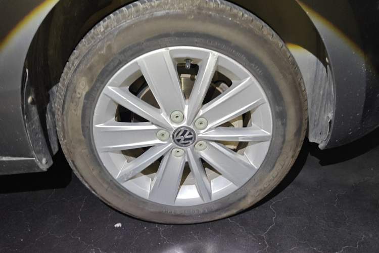 Used Volkswagen Jetta 2013 1.6L Automatic Comfort Model Right Front Wheel Hub