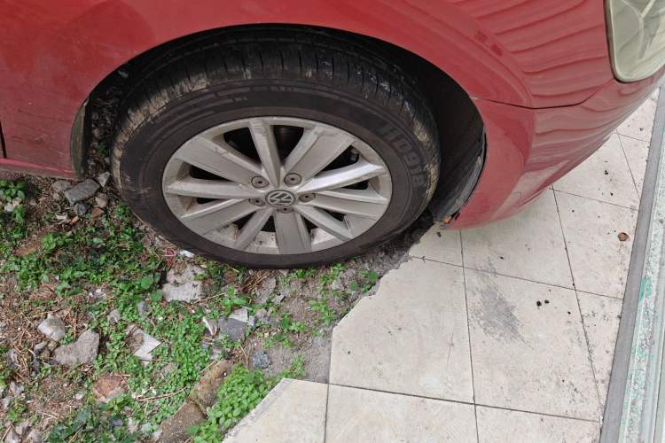 Used Volkswagen Jetta 2013 1.6L Automatic Comfort Model Right Front Wheel Hub