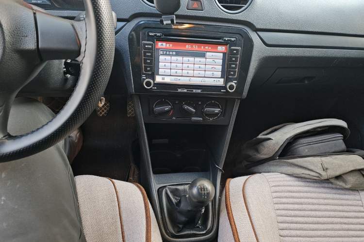Used Volkswagen Jetta 2013 1.6L Manual Fashion Edition Audio And AC Panel