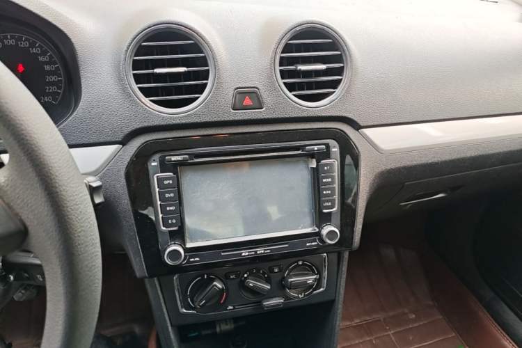 Used Volkswagen Jetta 2013 1.6L Manual Comfort Model Audio And AC Panel