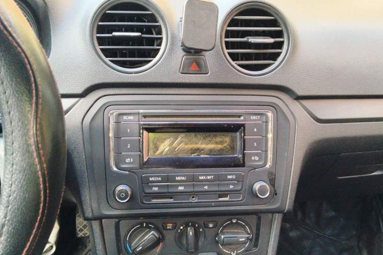 Used Volkswagen Jetta 2013 1.6L Manual Fashion Edition Audio And AC Panel