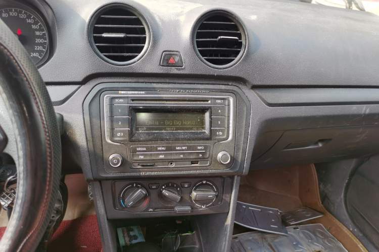 Used Volkswagen Jetta 2013 1.4L Manual Fashion Model Audio And AC Panel