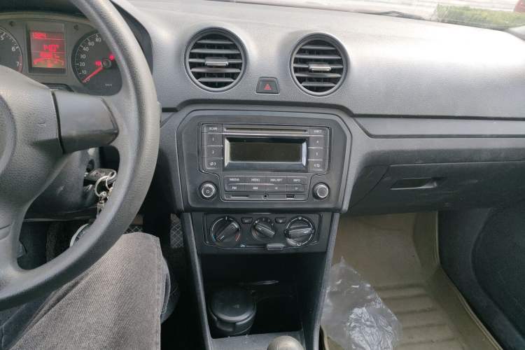Used Volkswagen Jetta 2013 1.4L Manual Fashion Model Audio And AC Panel