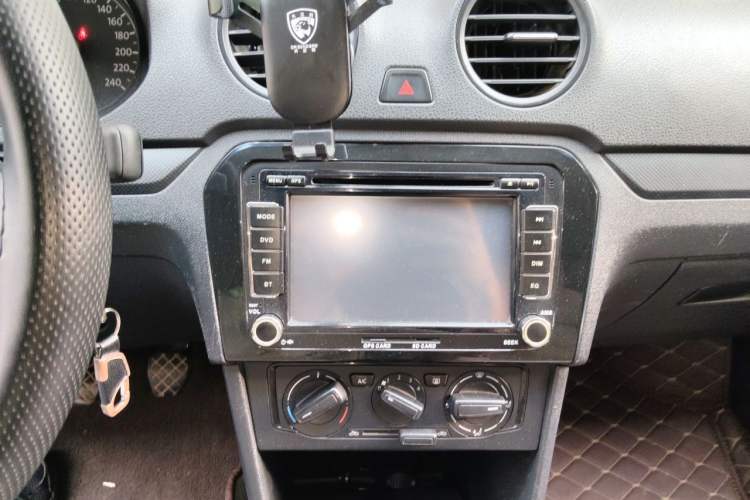 Used Volkswagen Jetta 2013 1.6L Manual Fashion Edition Audio And AC Panel