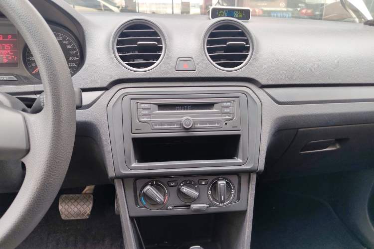 Used Volkswagen Jetta 2013 1.6L Automatic Fashion Model Audio And AC Panel