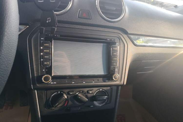 Used Volkswagen Jetta 2013 1.4L Manual Fashion Model Audio And AC Panel