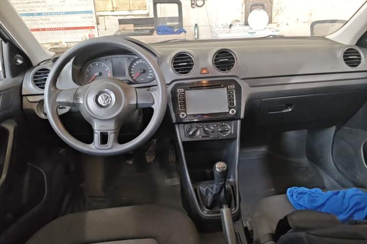 Used Volkswagen Jetta 2013 1.4L Manual Fashion Model Center Console