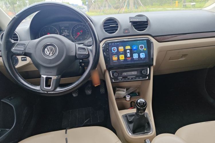 Used Volkswagen Jetta 2013 1.6L Manual Comfort Model Center Console