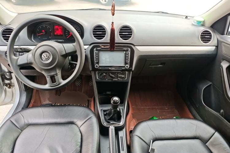 Used Volkswagen Jetta 2013 1.6L Manual Comfort Model Center Console
