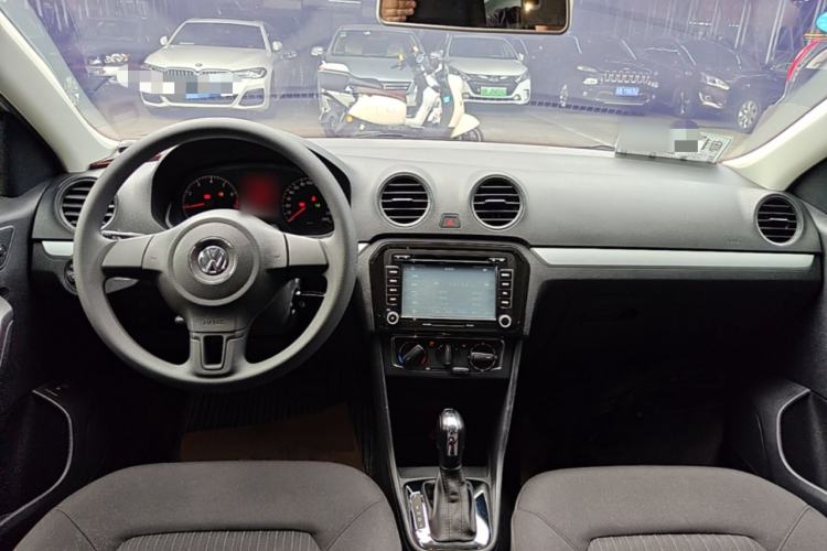 Used Volkswagen Jetta 2013 1.6L Automatic Comfort Model Center Console