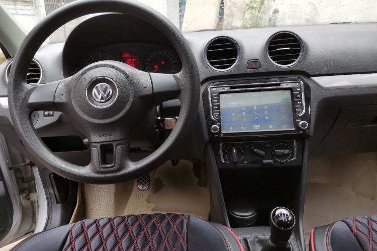Used Volkswagen Jetta 2013 1.4L Manual Comfort Model Center Console